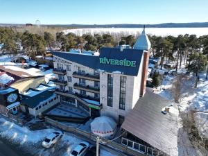 una vista aerea sul lungofiume dell'hotel di Riverside Burabay Hotel a Borovoye