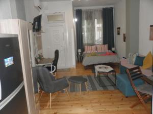 een woonkamer met een bank en een tafel bij Penelope's and John's House in Kavala