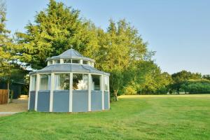 ノリッジにあるThe Folly - one off luxury Glamping accommodationの畑中の展望台