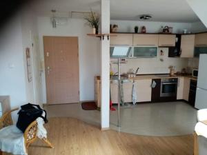 Habitación con cocina y sala de estar. en Jasne słoneczne mieszkanie niedaleko lotniska, en Gdansk