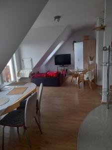uma sala de estar com um sofá e uma mesa em Jasne słoneczne mieszkanie niedaleko lotniska em Gdansk