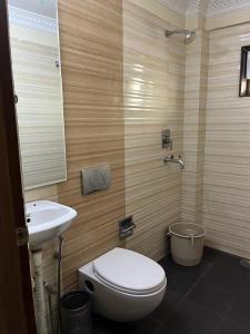 a bathroom with a toilet and a sink at Hotel Ken in Rānchī