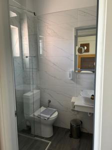 Ένα μπάνιο στο Perea Hotel 