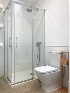 een badkamer met een glazen douche en een toilet bij Shore View II Las Canteras by Canary365 in Las Palmas de Gran Canaria