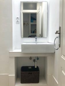 lavabo con espejo y cesta debajo en Shore View II Las Canteras by Canary365 en Las Palmas de Gran Canaria