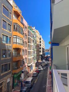vistas a una calle de la ciudad con edificios en Shore View II Las Canteras by Canary365 en Las Palmas de Gran Canaria