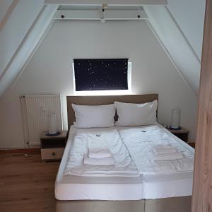 Ein Bett oder Betten in einem Zimmer der Unterkunft Alt-Emder Bürgerhaus