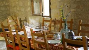 Reštaurácia alebo iné gastronomické zariadenie v ubytovaní Casa Rural Natura Sobron