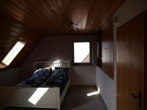 a small bedroom with a bed and a window at Ferienwohnung in Weichs in Weichs