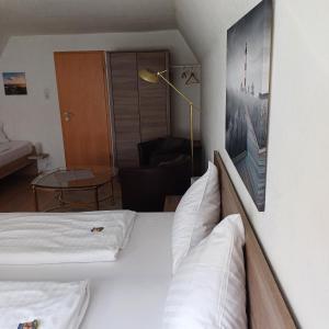 Ein Bett oder Betten in einem Zimmer der Unterkunft Alt-Emder Bürgerhaus