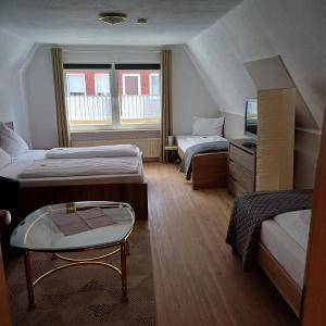Ein Bett oder Betten in einem Zimmer der Unterkunft Alt-Emder Bürgerhaus