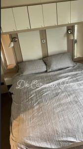 1 cama grande en una habitación con 1 cama grande en Luxury Caravan in Towyn North Wales, en Abergele