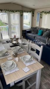 una mesa con platos en la sala de estar en Luxury Caravan in Towyn North Wales, en Abergele