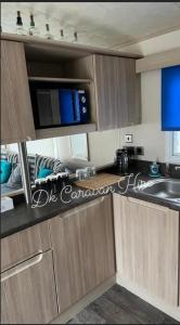 Una cocina o zona de cocina en Luxury Caravan in Towyn North Wales