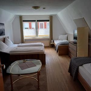 Ein Bett oder Betten in einem Zimmer der Unterkunft Alt-Emder Bürgerhaus
