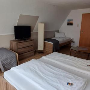 Ein Bett oder Betten in einem Zimmer der Unterkunft Alt-Emder Bürgerhaus