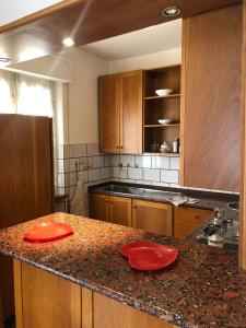 una cocina con 2 placas rojas en una encimera en Il lupo e la volpe - parcheggio gratis, en Centobuchi