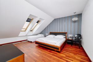 - une chambre avec un lit et un bureau dans l'établissement Apartament Chłodna 6A, à Suwałki
