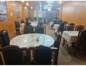 Hotel Gulmarg Sahara, Jammu and Kashmir tesisinde bir restoran veya yemek mekanı