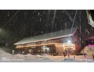 um edifício na neve em frente em Hotel Gulmarg Sahara, Jammu and Kashmir em Gulmarg