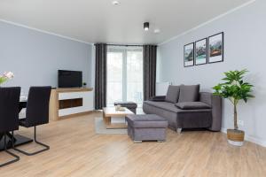 a living room with a couch and a table at Lux Apartament z Widokiem na MORZE - Mazowiecka 213 by Renters in Pobierowo