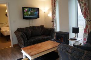 sala de estar con sofá y fogones en Escape to the Country Bolt Hole Cardigan Bay West Wales, en Lampeter