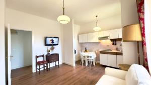 eine Küche und ein Wohnzimmer mit einem Tisch und Stühlen in der Unterkunft Bellaria ll in Rapallo