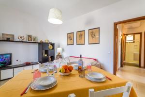 una mesa de comedor con un bol de fruta. en Villetta Bel Mare With Garden Near Sea - Happy Rentals, en Melendugno