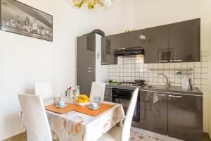cocina con mesa y fregadero en Villetta Bel Mare With Garden Near Sea - Happy Rentals, en Melendugno