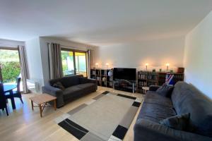 Et opholdsområde på Le Château de la Pinède - début Cap d'Antibes - garden flat, swimming pool, tennis + 9 billeder