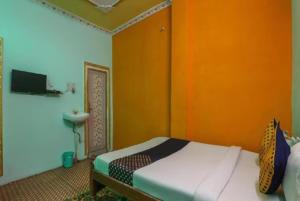 Krevet ili kreveti u jedinici u objektu New Happy palace Inn Gaya Near By Mahabodhi Temple