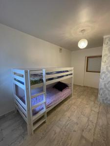 1 Schlafzimmer mit 2 Etagenbetten in einem Zimmer in der Unterkunft Maison en bord de forêt in Mésigny