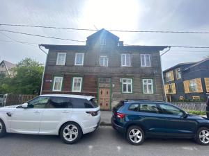 deux voitures garées devant une maison dans l'établissement Mehaanika 3, à Tallinn