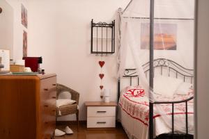 Un dormitorio con una cama y una cómoda. en Casa Vacanze Villa Dan, en Impalata