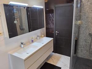 Koupelna v ubytování Chambre deluxe au 2ème étage, chambre double au 4ème étage NOT A HÔTEL
