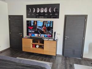 TV a/nebo společenská místnost v ubytování Chambre deluxe au 2ème étage, chambre double au 4ème étage NOT A HÔTEL