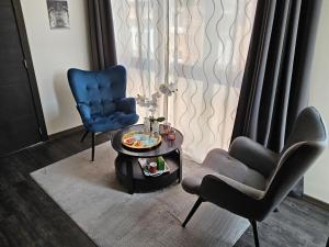 - un salon avec deux chaises et une table dans l'établissement Chambre deluxe au 2ème étage, chambre double au 4ème étage PAS UN HÔTEL, à Bruxelles