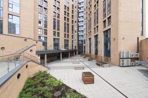 un patio vacío con bancos y edificios altos en For Students Only Cosy Ensuite Rooms With Private Bathrooms at Dobbie's Point in Glasgow en Glasgow