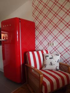 Ferienwohnung Wohnsiedler في Rot am See: أريكة حمراء وبيضاء جالسة في الغرفة
