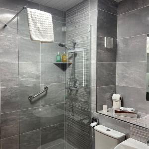 y baño con ducha y aseo. en Jackson's Hotel & Leisure Centre, en Ballybofey