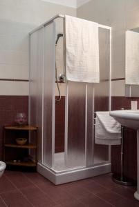 La salle de bains est pourvue d'une douche et d'un lavabo. dans l'établissement Your Bed Napoli, à Naples