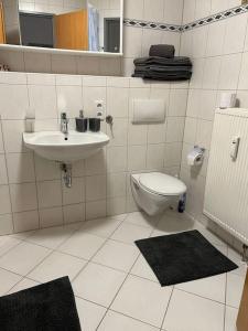 uma casa de banho com um lavatório e um WC em Fewo 3 em Gotha