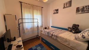Un dormitorio con una cama con dos ositos de peluche. en Casa Camino do Eume, en A Coruña