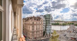 Blick auf ein Gebäude mit einem Glasturm in der Unterkunft River Dance Suites by Adrez in Prag