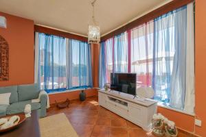 Telewizja i/lub zestaw kina domowego w obiekcie Mediterráneo Outdoor Pool