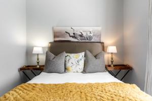 een slaapkamer met een groot bed met 2 lampen bij Long Street Boutique Hotel in Kaapstad