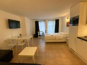 un soggiorno con un divano e un tavolo di JOY06 Mango Spirit Suites a Neuchâtel