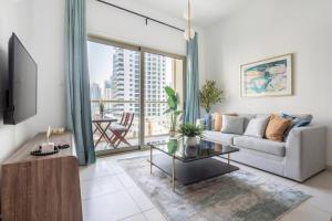 ein Wohnzimmer mit einem Sofa und einem Tisch in der Unterkunft Frank Porter - Marina Views Tower in Dubai
