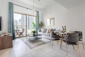 een woonkamer met een bank en een tafel bij Frank Porter - Marina Views Tower in Dubai