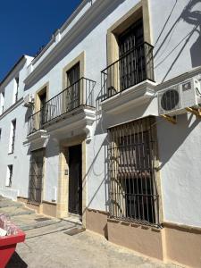 um edifício branco com varandas ao lado em Apartamento La Jerezana em Jerez de la Frontera